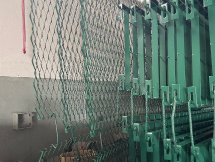 Aplicação de pintura líquida em equipamento industrial